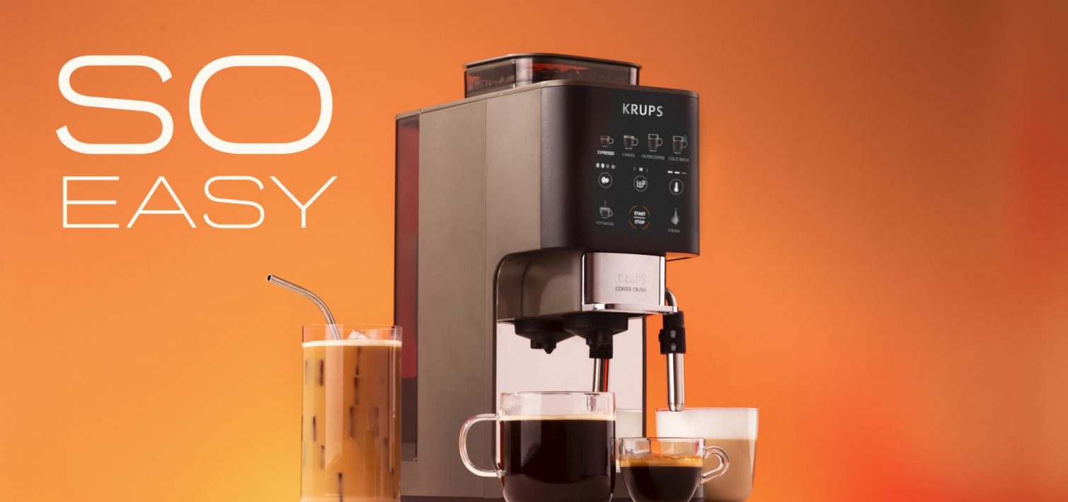 מכונת KRUPS Coffee Crush עם שלושה משקאות על רקע כתום.